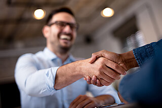 Zehnder_ALL_Abnahme Business people shaking hands.